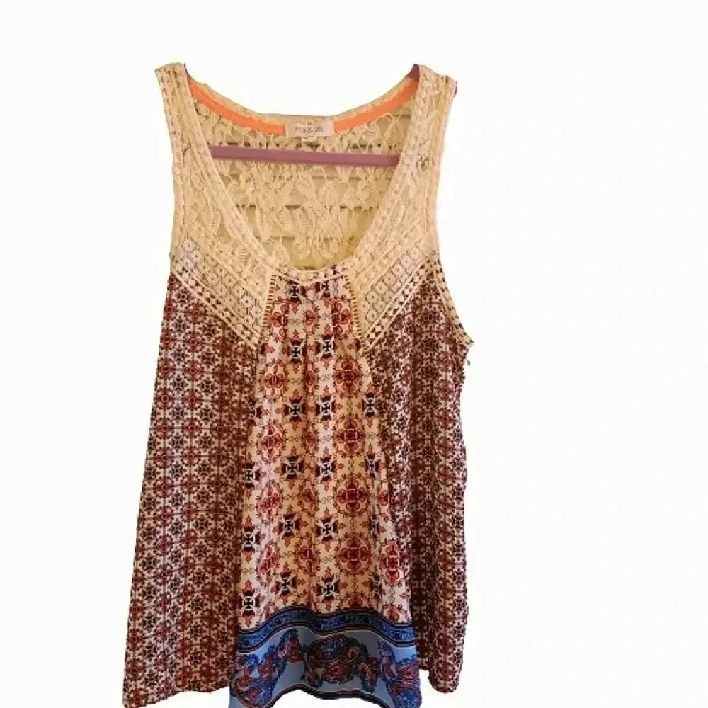 Taylor & Sage sleeveless cream and red blouse Size Large